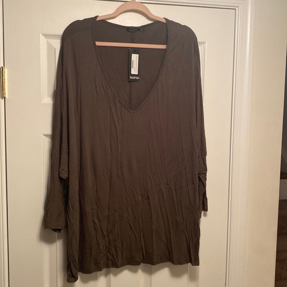 Brand New Boohoo Long Sleeve Basic T-shirt…size 22